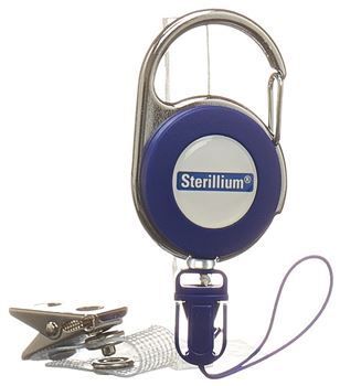 Blauer Clip mit Karabinerhaken und Logo. Metallclip und Band. Sterillium®-Logo.