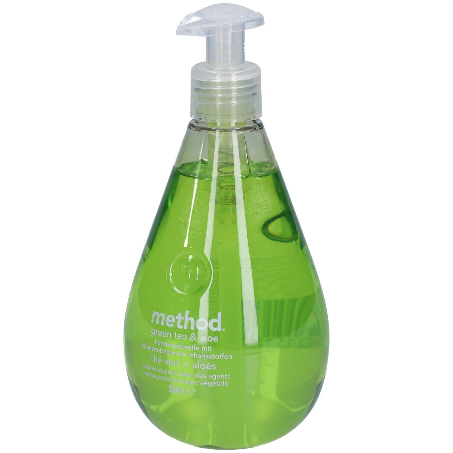Grüne Flüssigseife in tropfenförmiger Flasche mit Pumpverschluss. Aufschrift: method, Grüner Tee & Aloe.