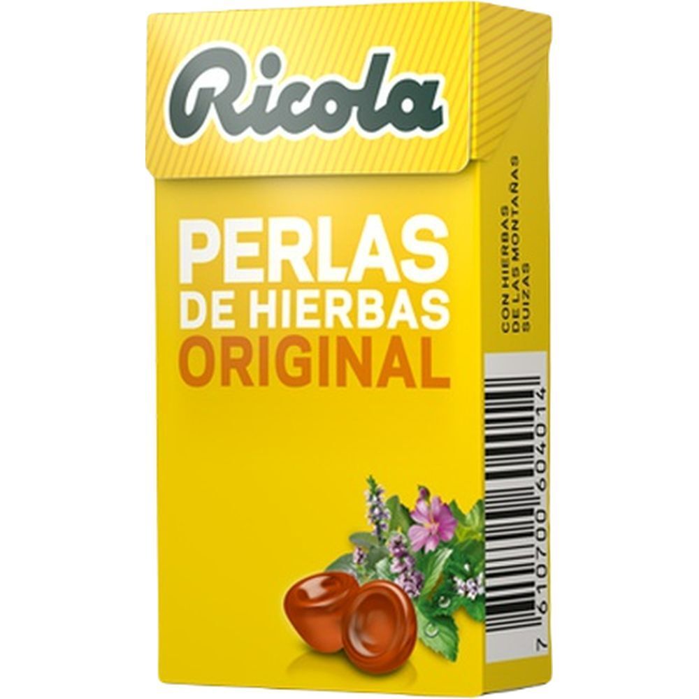 Gelbe Schachtel mit "PERLAS DE HIERBAS ORIGINAL" und Ricola-Logo. Zwei Bonbons und Kräuter-Illustration.