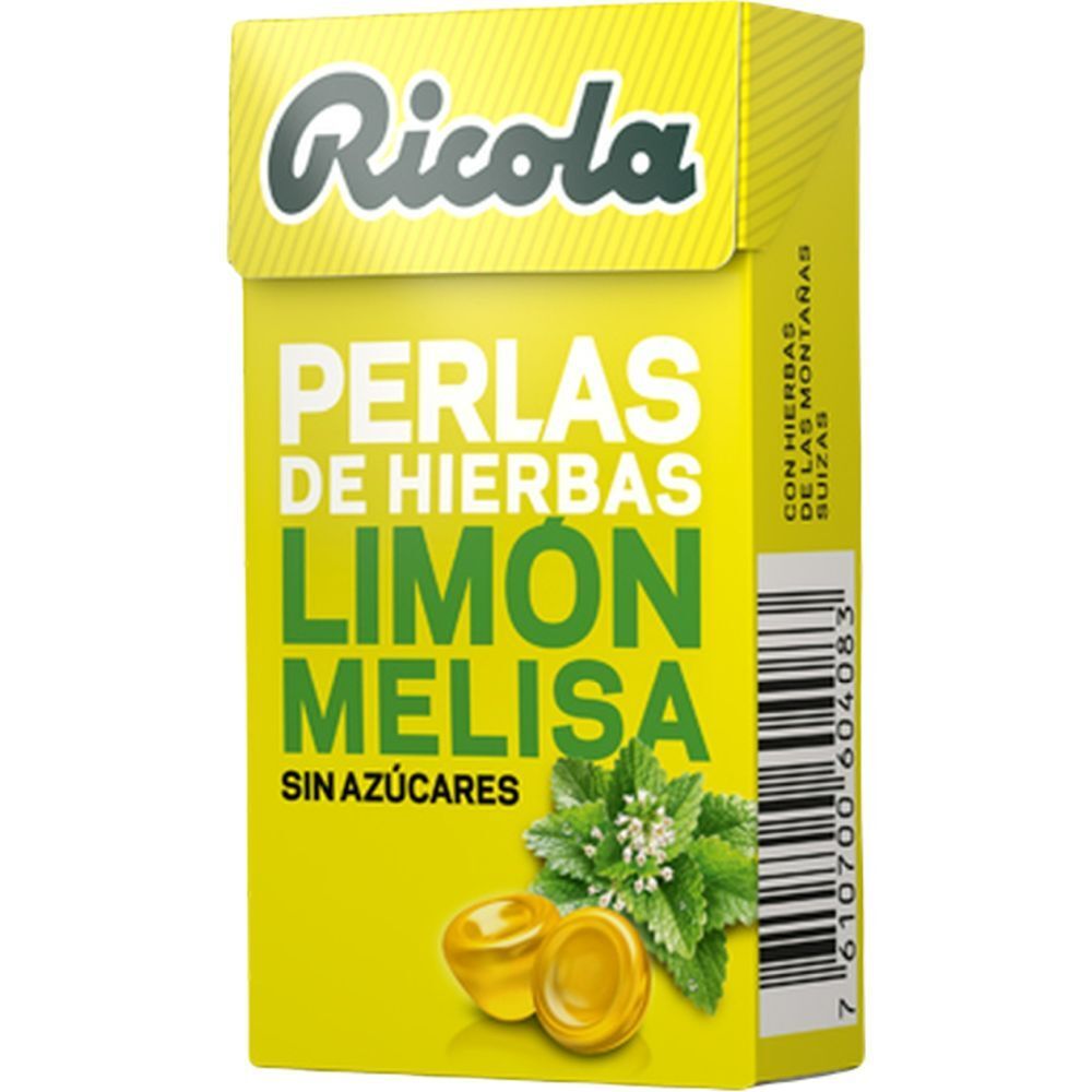 Gelbe Schachtel mit Ricola-Logo und Aufschrift 'PERLAS DE HIERBAS LIMON MELISA SIN AZÚCARES'. Abbildung von Kräutern und Bonbons.