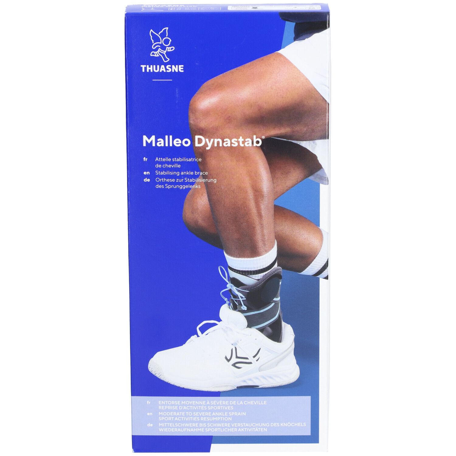Orthèse de cheville avec laçage, bleu-noir. Logo THUASNE. Jambe dans une chaussure de sport. Emballage du produit.