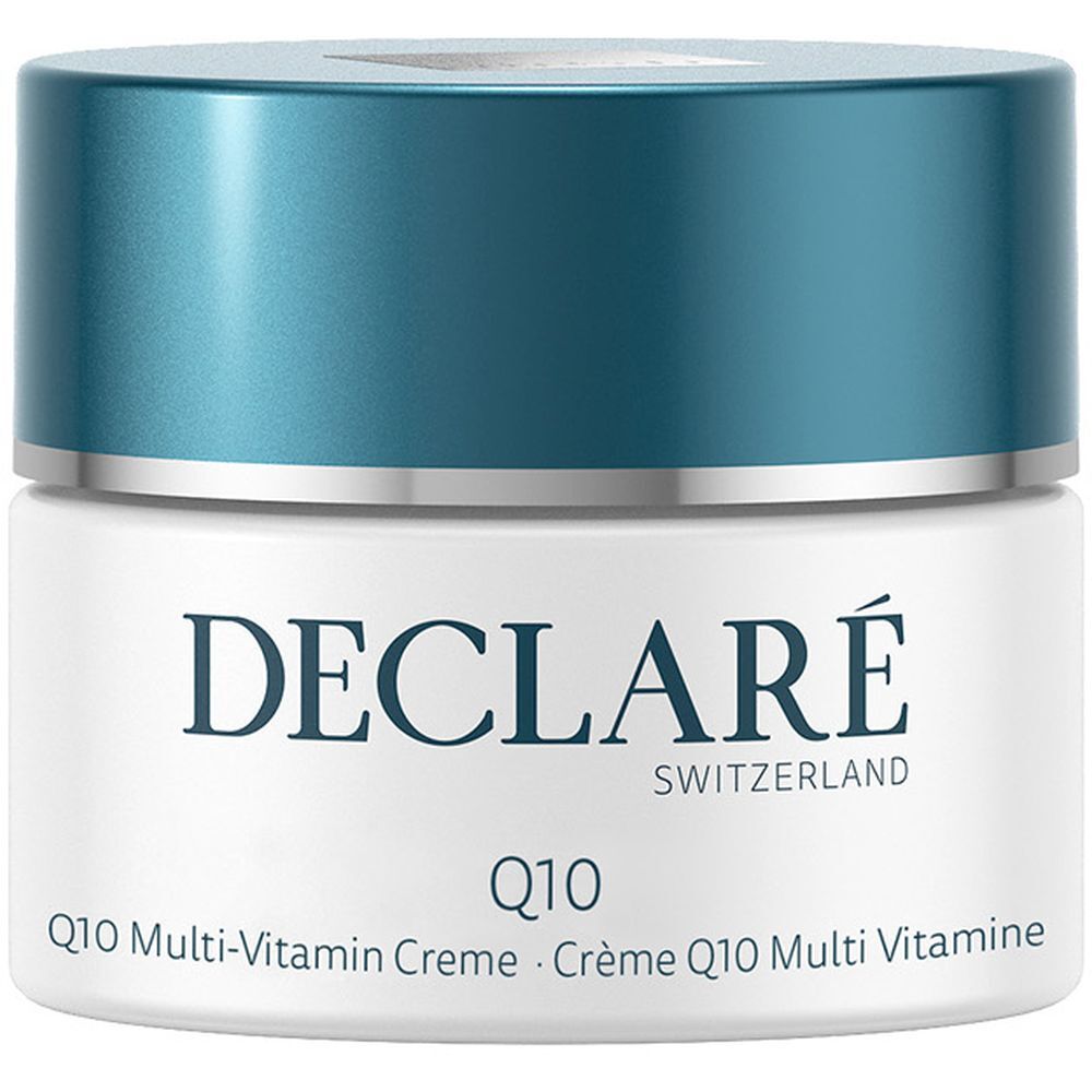 Creme-Tiegel mit blauem Deckel. Aufschrift: DECLARÉ SWITZERLAND, Q10 Multi-Vitamin Creme.