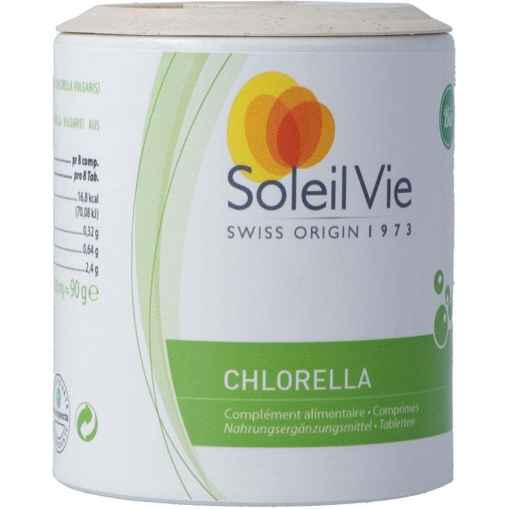 Boîte cylindrique avec couvercle. Inscription Soleil Vie, Chlorella. Couleurs vert et blanc. Texte: Complément alimentaire.