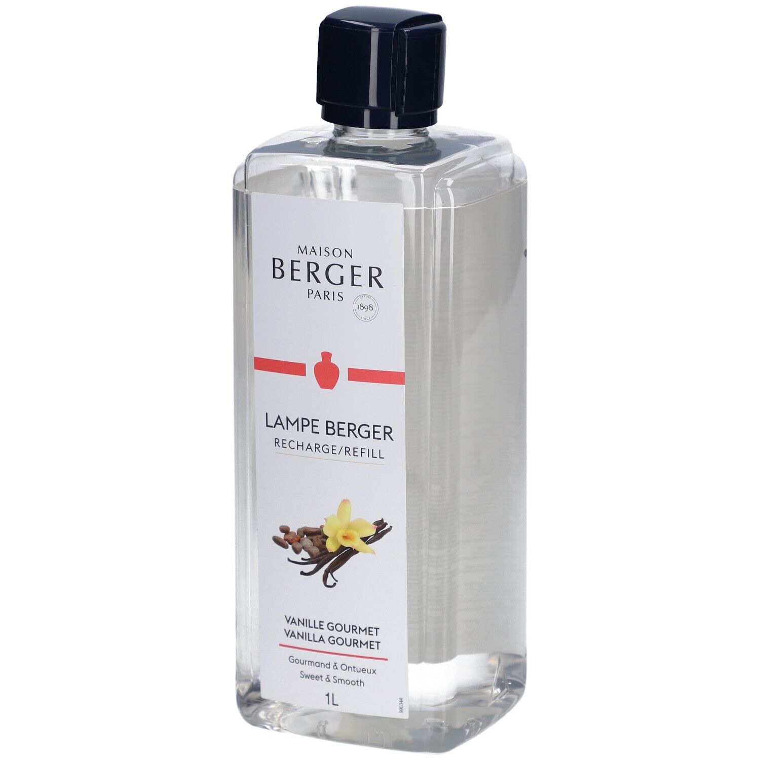 Liquide clair en flacon rectangulaire avec bouchon noir. Étiquette avec nom de marque, produit et illustration de vanille.