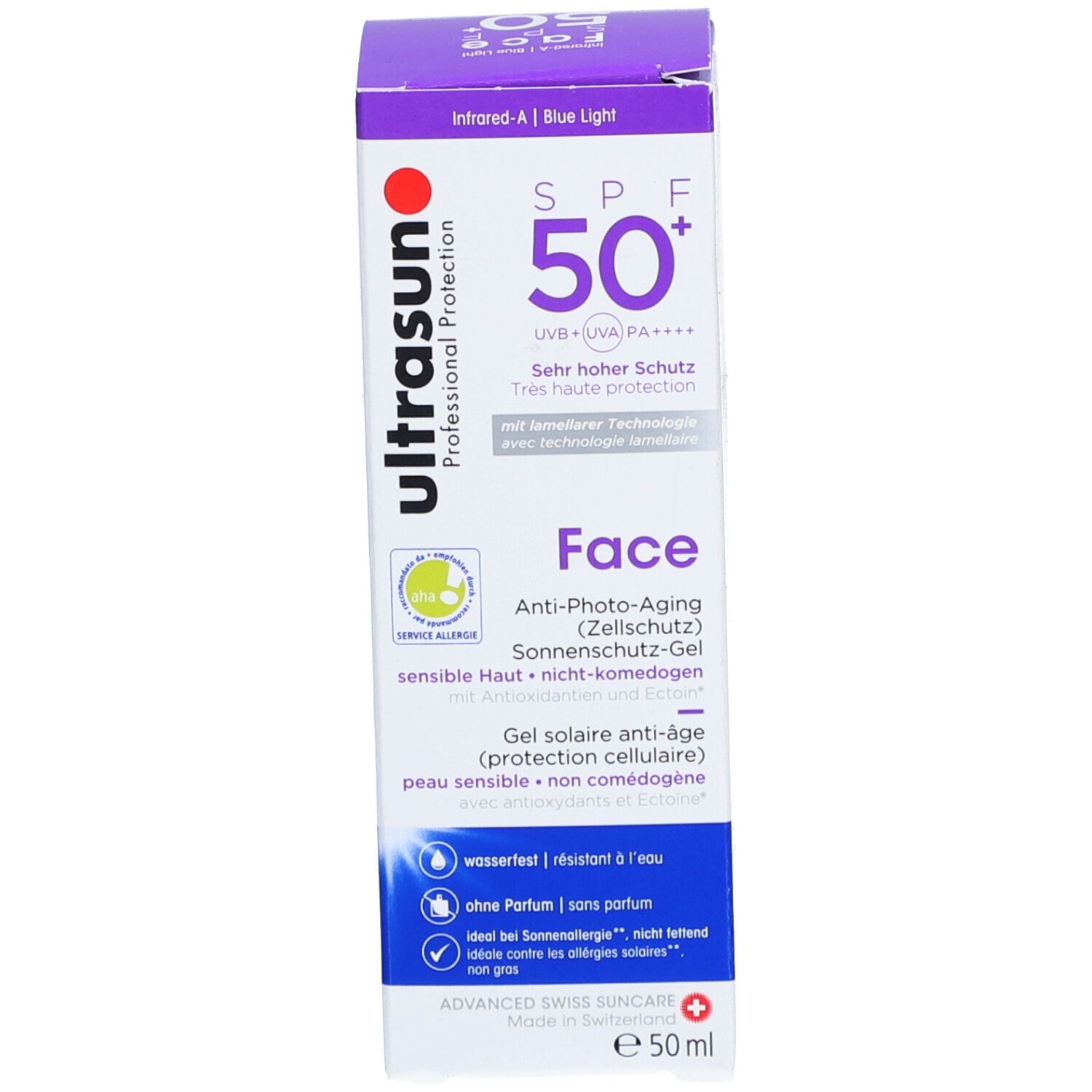 Boîte violette. Inscription: SPF 50+, Face, Ultrasun. Pour peaux sensibles. Avec certifications.