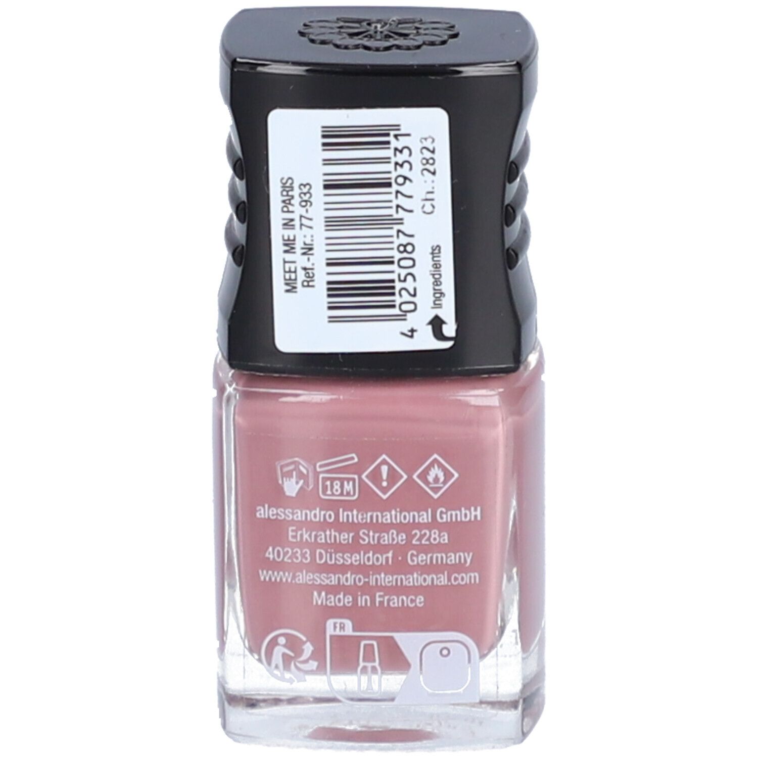 Dos d'un flacon de vernis à ongles. L'étiquette contient des informations telles que "MEET ME IN PARIS" et les coordonnées du fabricant. Code-barres.
