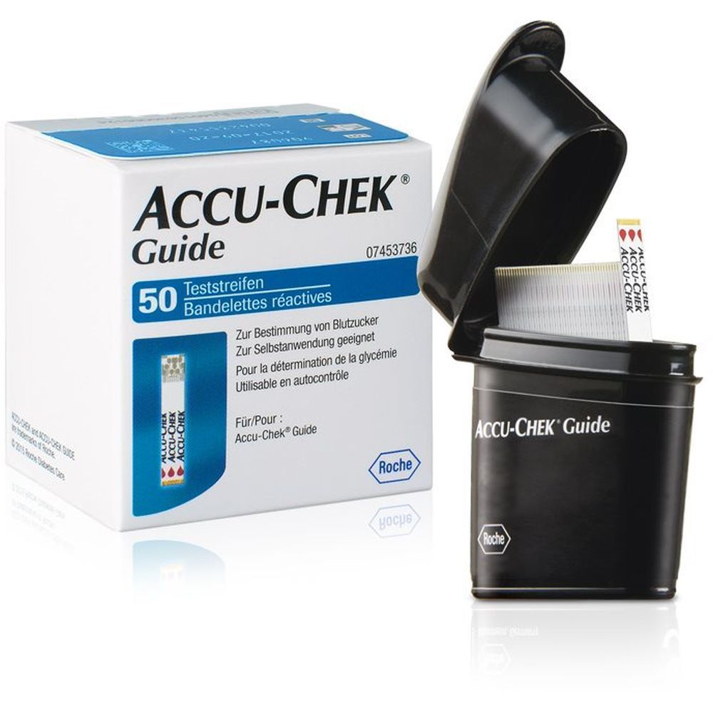 Geöffnete Packung ACCU-CHEK Guide Teststreifen. Schwarze Halterung mit Teststreifen. Weiße Teststreifen sichtbar.