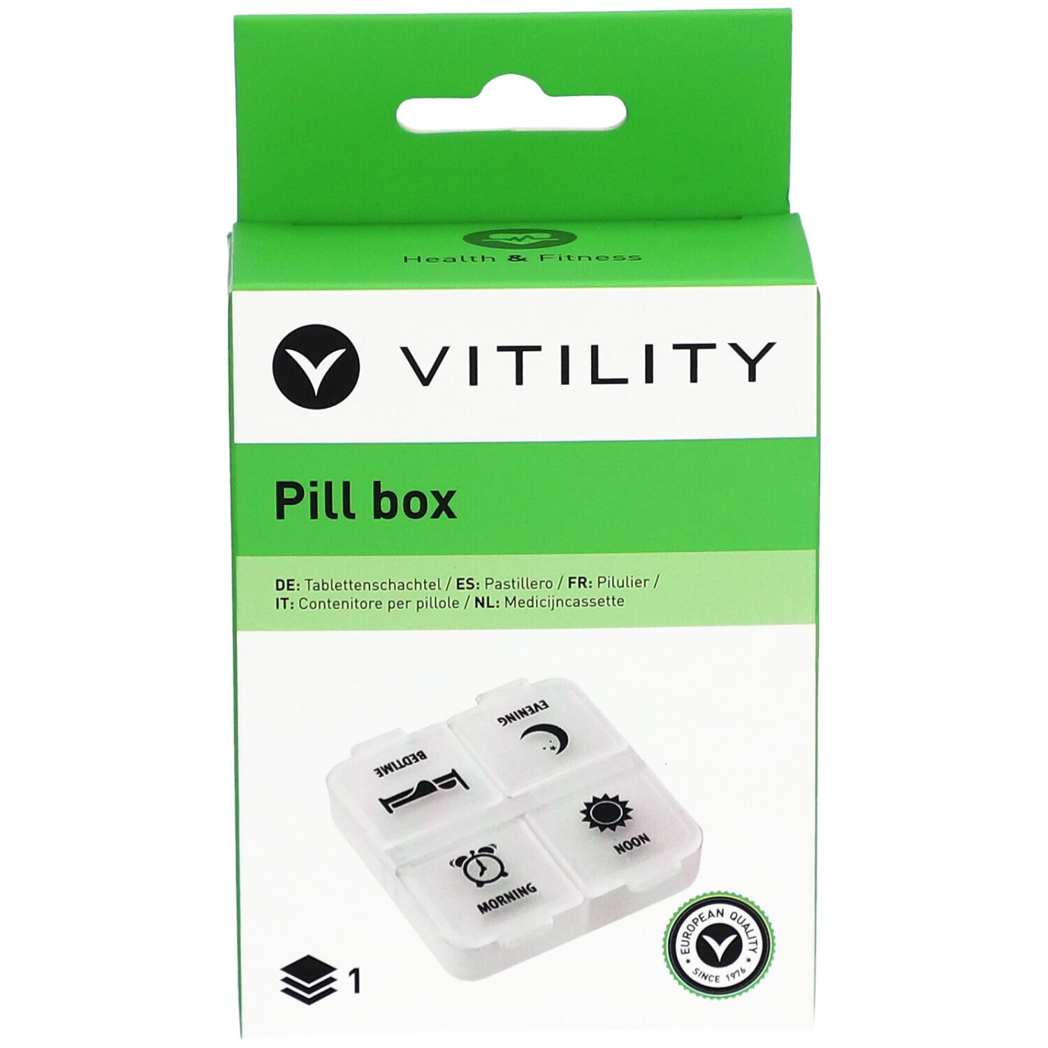 Grüne VITILITY Pillenbox-Verpackung mit geöffnetem Deckel. Enthält eine weiße Pillenbox mit vier Fächern. Europäisches Qualitätssiegel.
