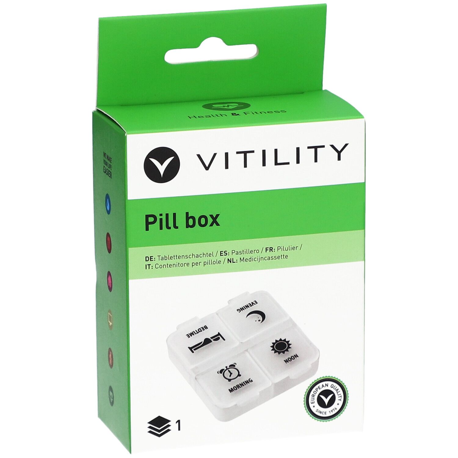 Grüne VITILITY Pillenbox-Verpackung mit geöffnetem Deckel. Enthält eine weiße Pillenbox mit vier Fächern. Europäisches Qualitätssiegel.