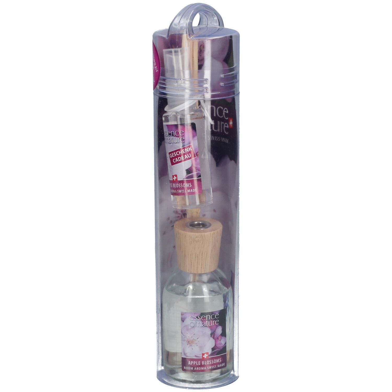 Raumduft-Sticks in transparenter Verpackung. Enthält eine Glasflasche, Sticks und eine kleine Sprühflasche mit Aufschrift 'Geschenk'.