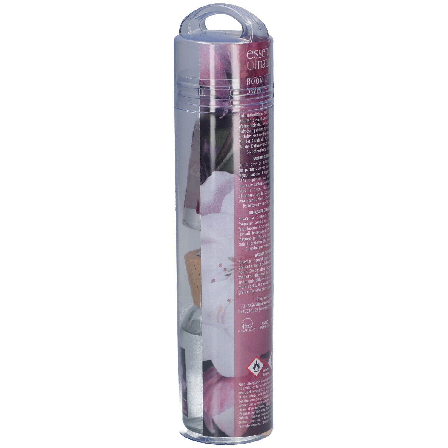 Transparente Verpackung mit Raumduft-Sticks. Rückseite mit Produktinformationen und floralem Design. Enthält eine Glasflasche.