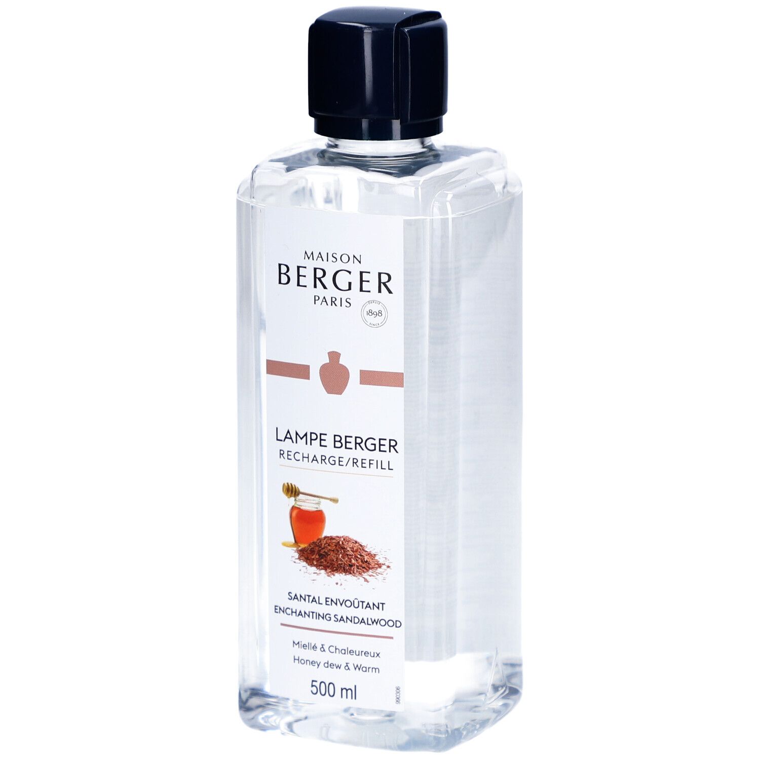 Liquide clair dans une bouteille rectangulaire avec bouchon noir. Inscription: Maison Berger Paris, Lampe Berger, Santal Envoûtant.
