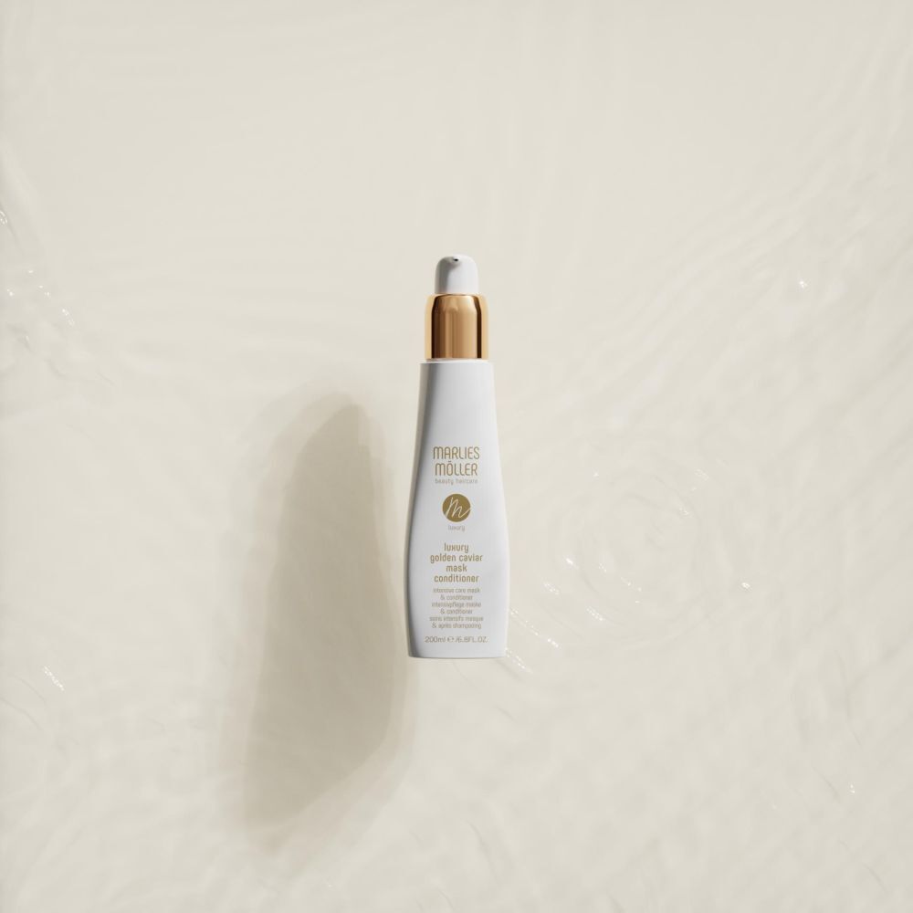 Weiße Flasche mit goldenem Verschluss. Aufschrift: Marlies Möller, Luxury Golden Caviar Mask Conditioner.