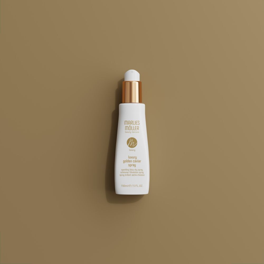 Weißes Spray mit goldenem Verschluss auf braunem Hintergrund. Aufschrift: Marlies Möller, Luxury Golden Caviar Spray. 150ml/5 FL.OZ.