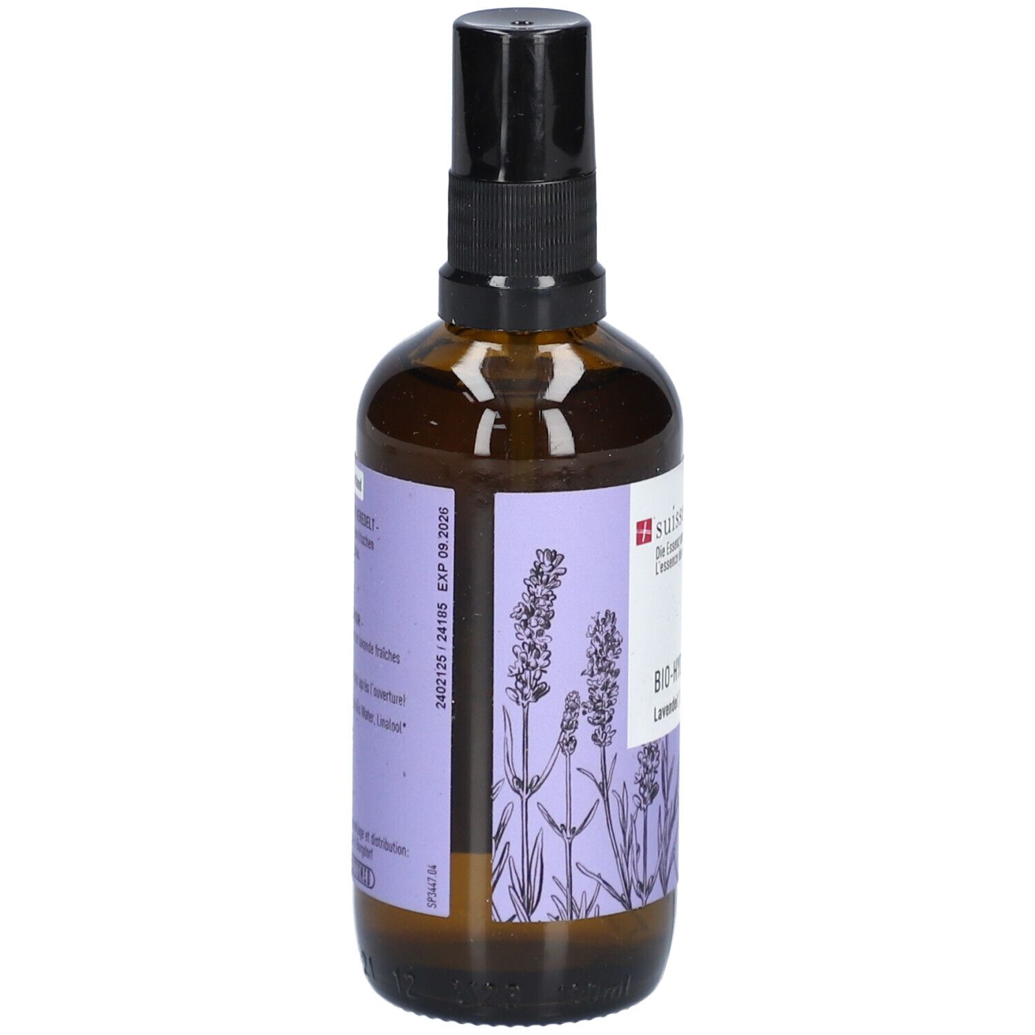 Braune Glasflasche mit schwarzem Sprühkopf. Etikett mit Text und Lavendel-Illustrationen. Enthält Informationen wie Haltbarkeit und Inhaltsstoffe.