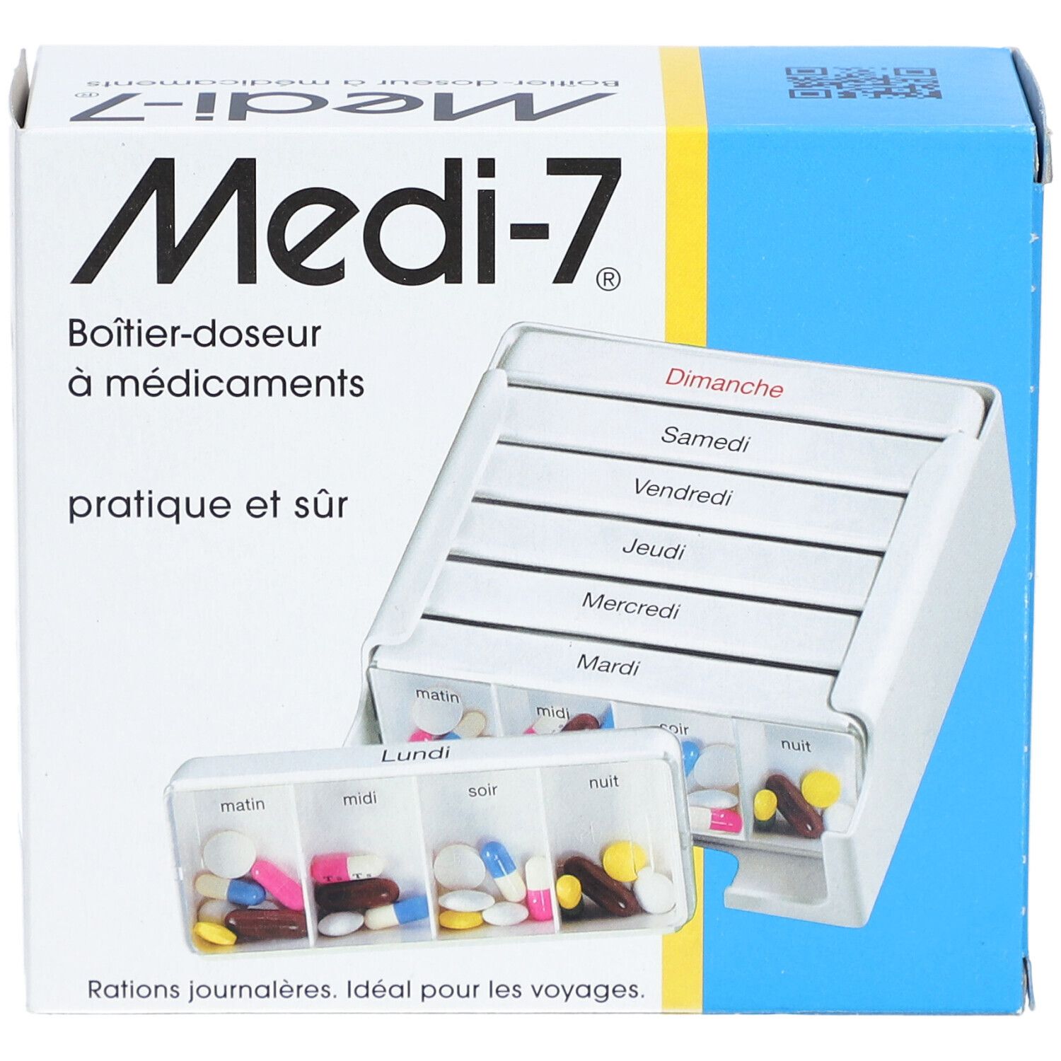 Boîte à médicaments avec 7 compartiments journaliers, 4 par jour. Contient des pilules. Boîte et compartiments blancs, texte noir. Emballage bleu et jaune.