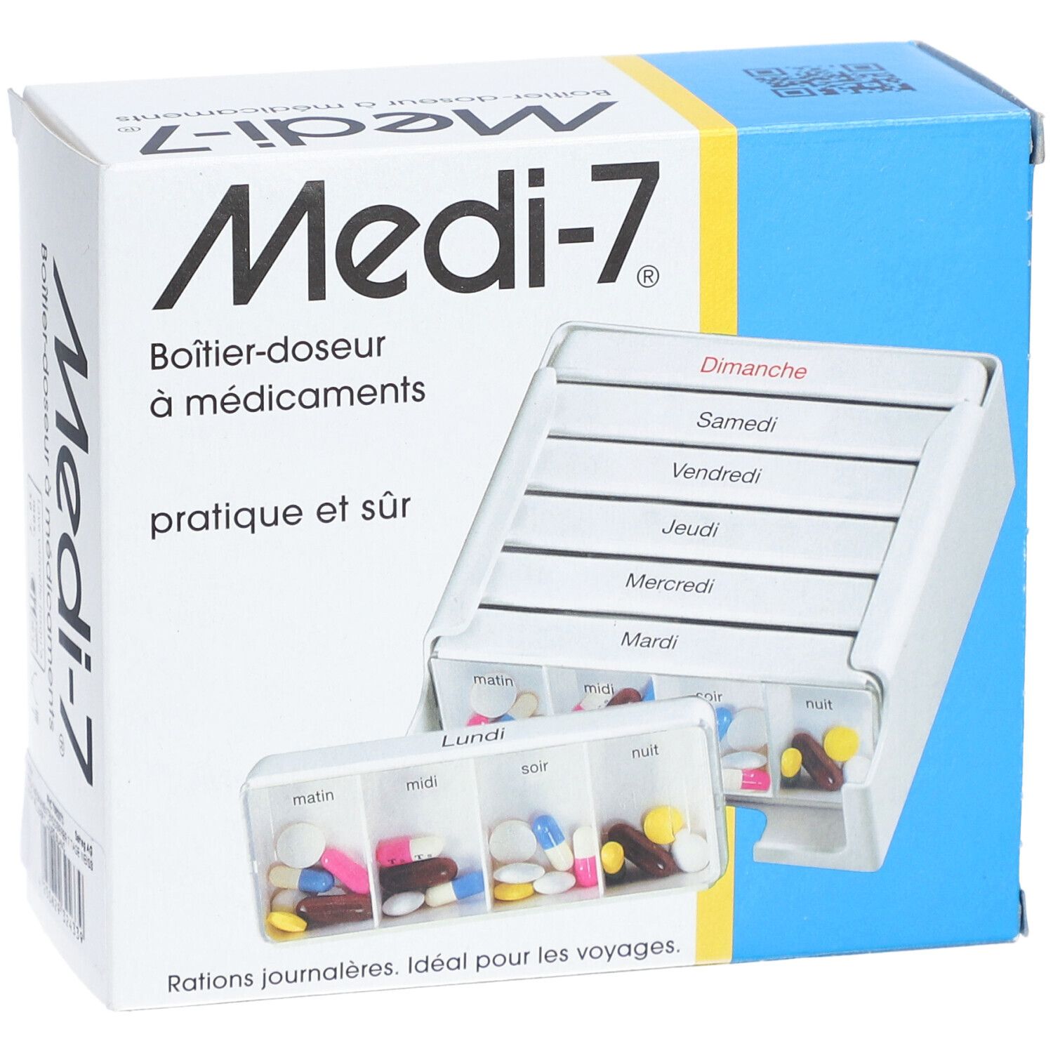 Boîte à médicaments avec 7 compartiments journaliers, 4 par jour. Contient des pilules. Boîte et compartiments blancs, texte noir. Emballage bleu et jaune.