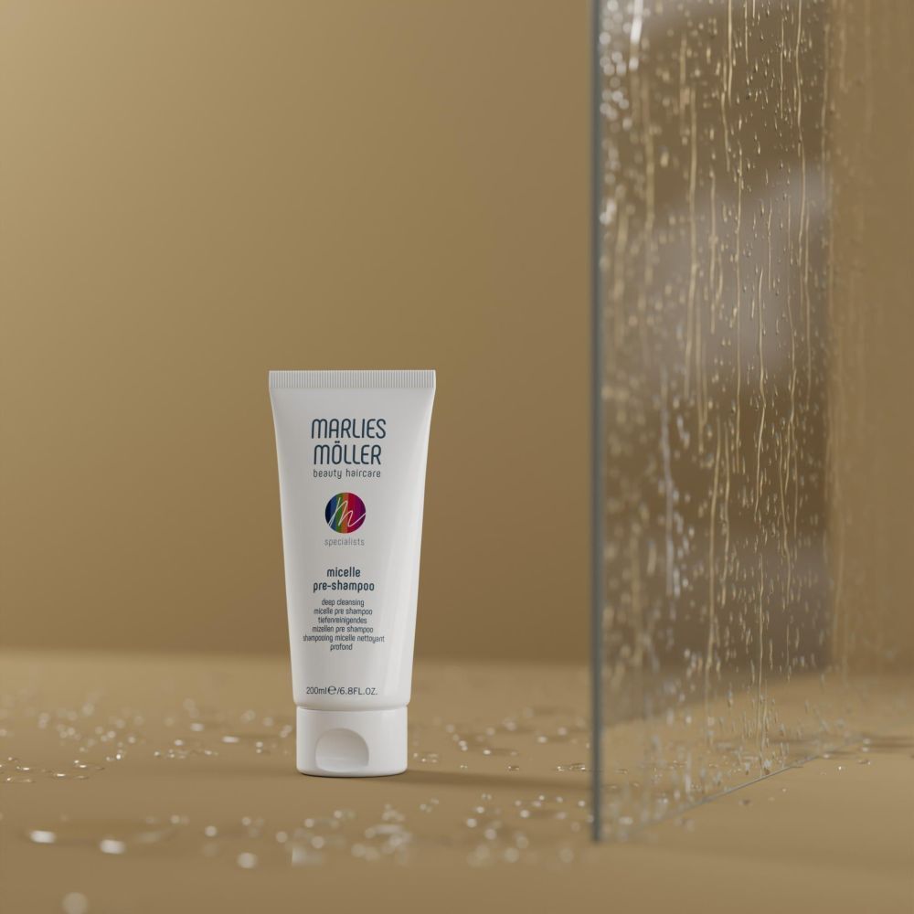 Weiße Tube vor beigem Hintergrund. Produktaufdruck: Marlies Möller beauty haircare, micelle pre-shampoo.