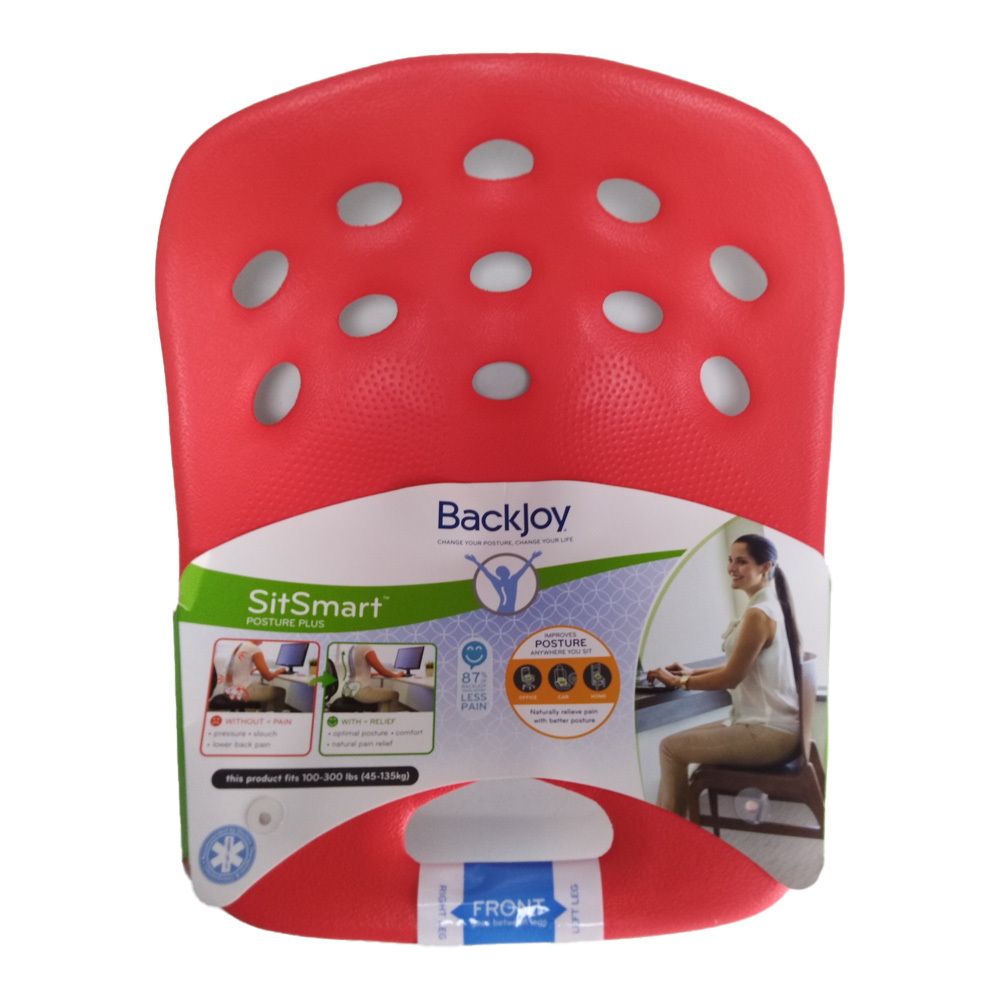 Coussin de siège rouge avec trous. Nom du produit et informations sur l'étiquette. Femme assise au bureau.
