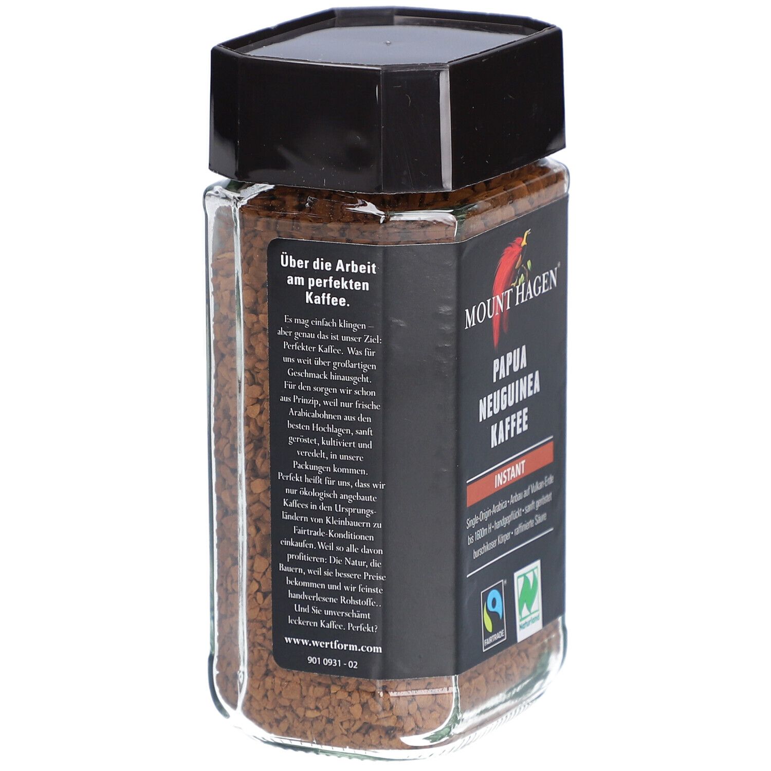Glas mit Instant Kaffee. Aufschrift: Mount Hagen Papua Neuguinea Kaffee. Text über Kaffee. Fairtrade-Siegel.