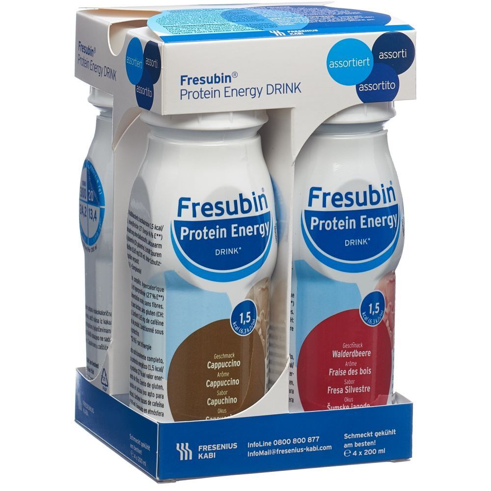 Packung mit vier Fresubin Protein Energy Drinks. Zwei Geschmacksrichtungen: Cappuccino und Waldbeere. Flaschen in Kartonverpackung.