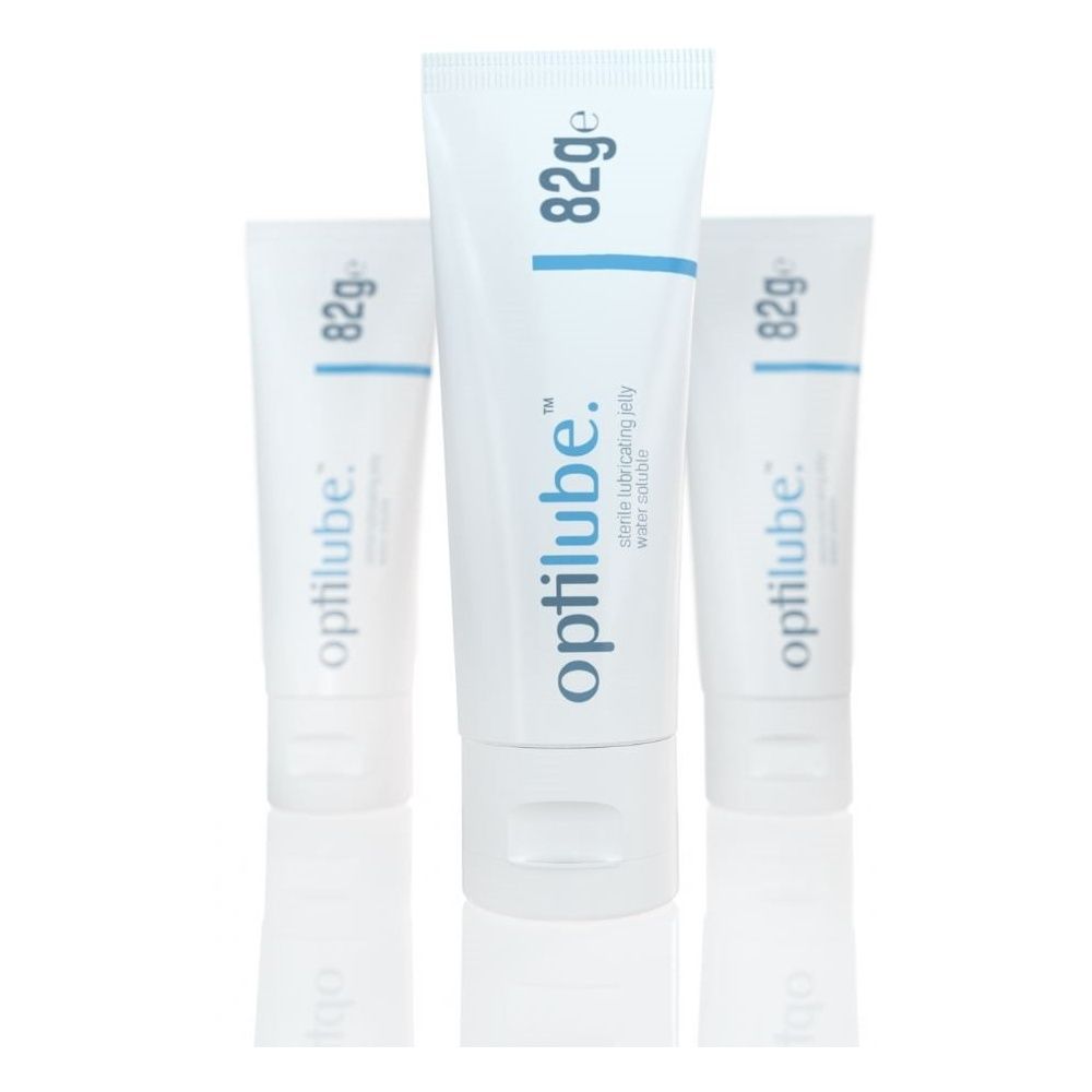 Drei Tuben optiLube™ Steriles Gleitgel. Weiße Tuben mit blauer Beschriftung. Aufschrift: 82g, optiLube™ und weitere Informationen.