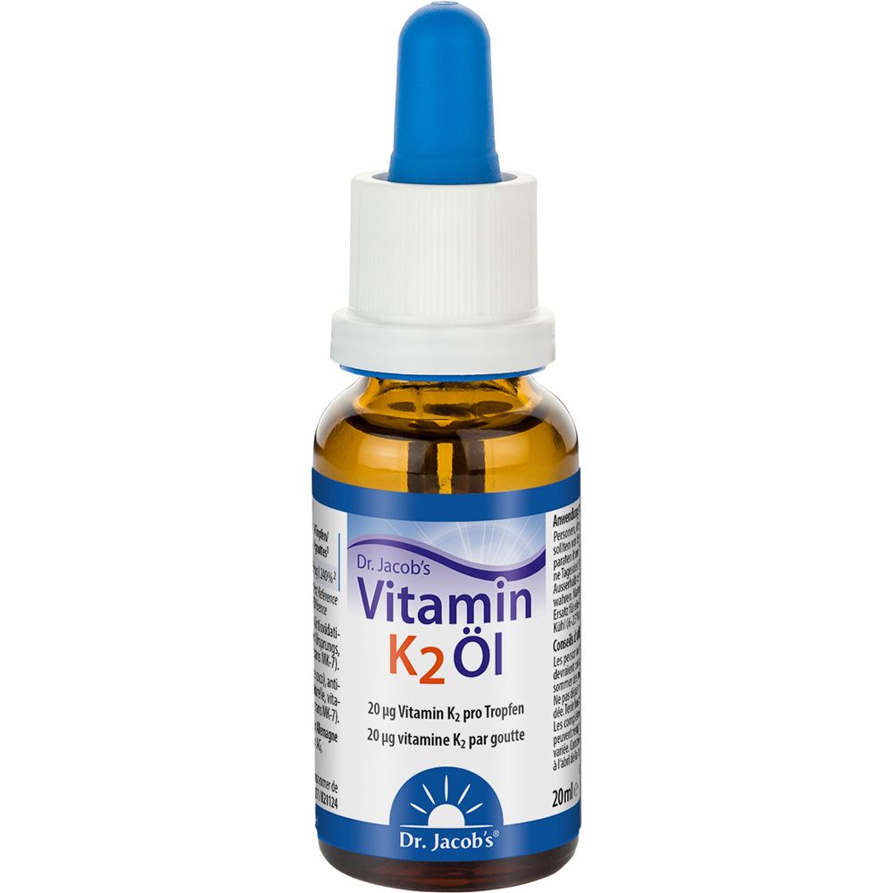 Braune Glasflasche mit blauem Tropfer. Beschriftung: Vitamin K2 Öl. 20 µg Vitamin K2 pro Tropfen.