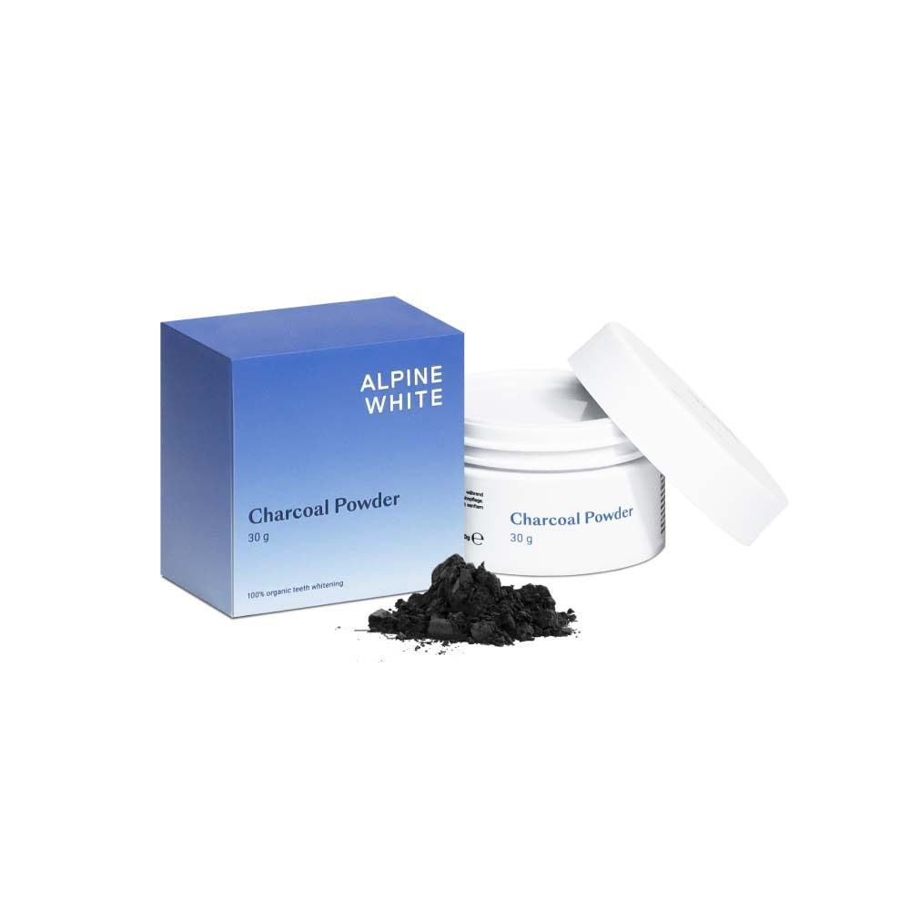 Blau-weiße Schachtel und Dose mit schwarzem Pulver. Text: ALPINE WHITE, Charcoal Powder, 30 g.