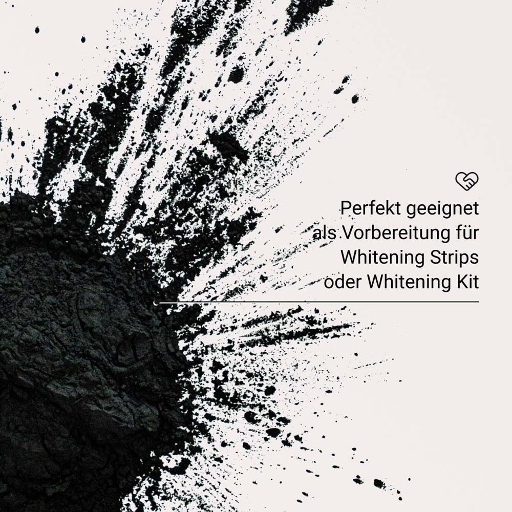 Schwarzes Pulver auf weißem Hintergrund. Text: Perfekt geeignet als Vorbereitung für Whitening Strips.