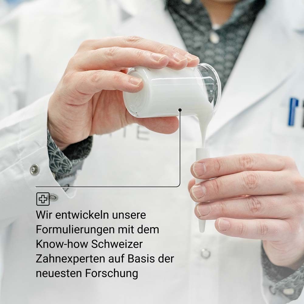Person gießt weiße Flüssigkeit in einen Behälter. Text: Know-how Schweizer Zahnexperten.
