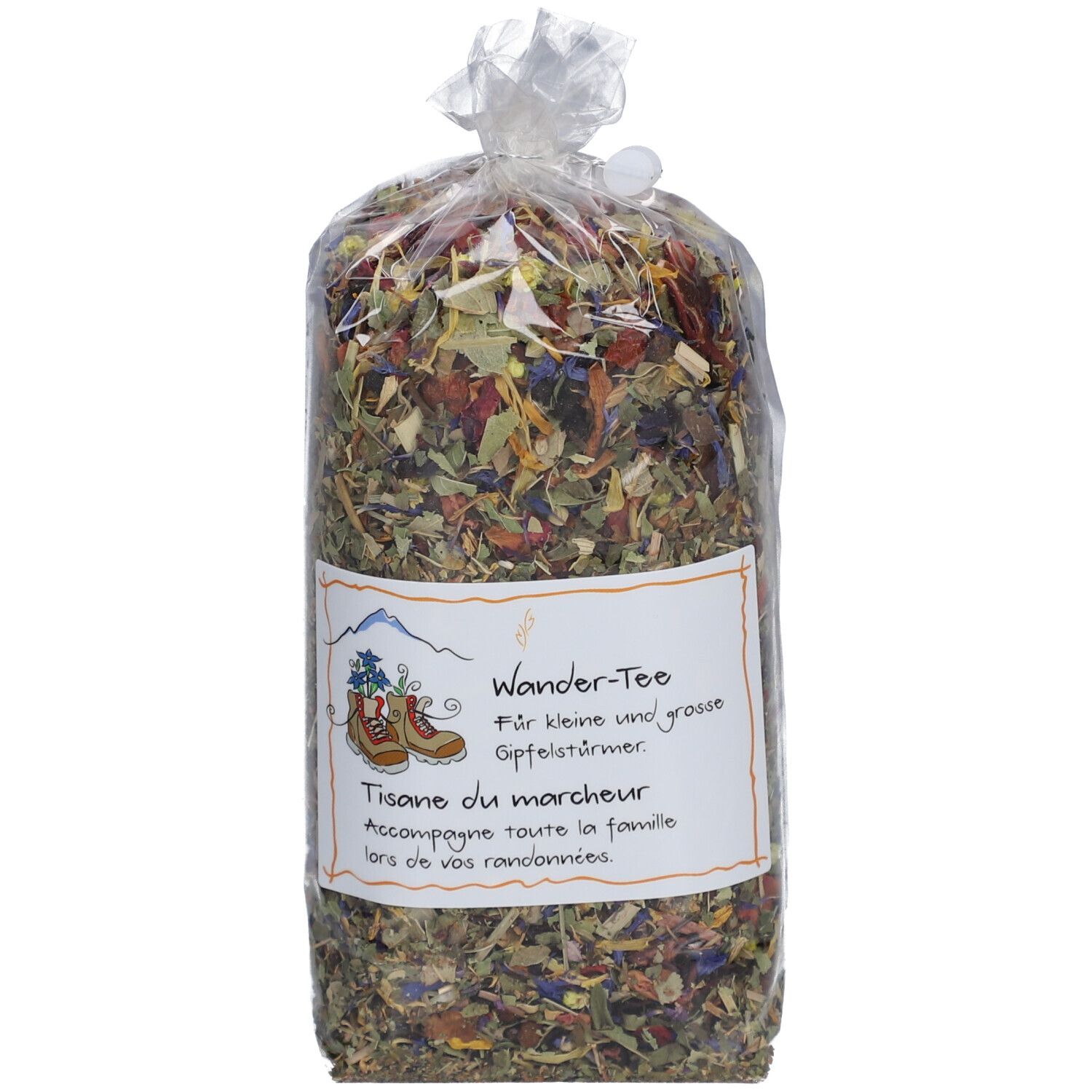Kräutermischung in transparenter Verpackung. Etikett mit Wander-Tee Schriftzug und Illustration von Wanderschuhen.