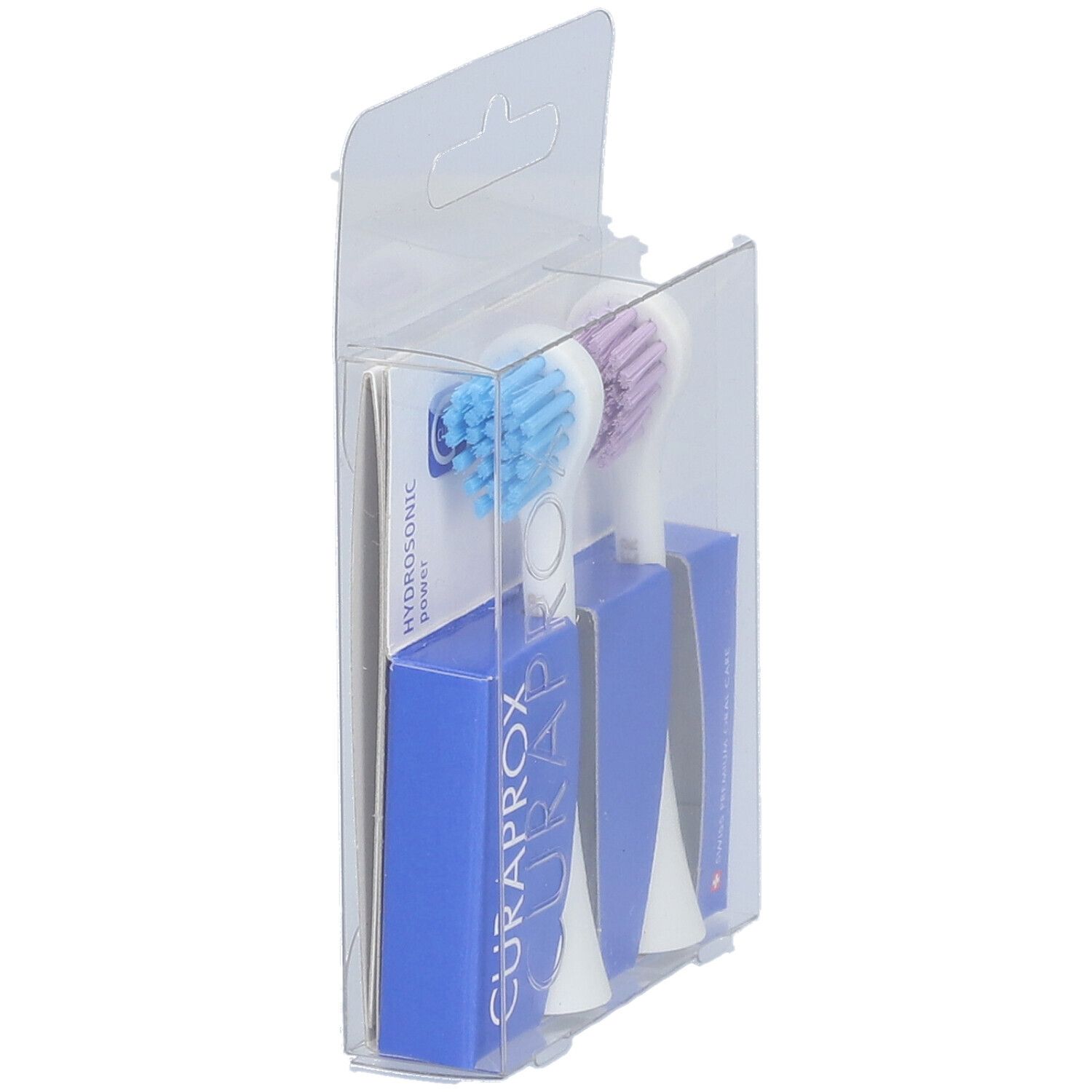 Zwei Zahnbürstenköpfe in einer transparenten Verpackung. Blaue und lila Borsten, blaue Halterung, CURAPROX-Logo.
