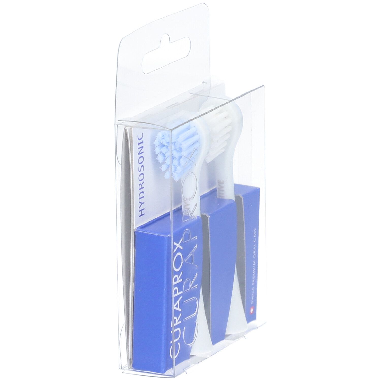 Ersatzbürstenköpfe in transparenter Verpackung. Blaue und weiße Borsten, blaue Halterung mit CURAPROX-Logo. Winkelansicht.