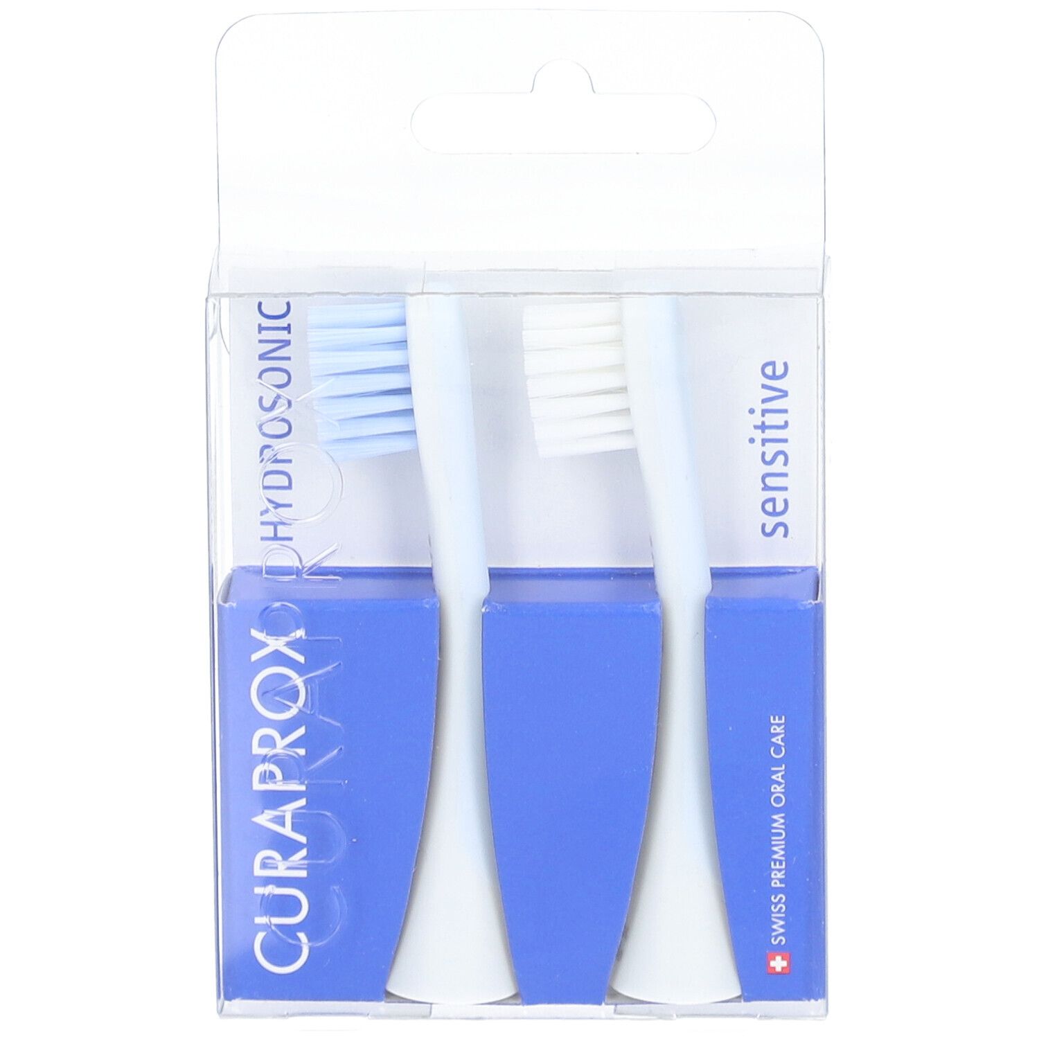 Zwei Ersatzbürstenköpfe in transparenter Verpackung. Blaue und weiße Borsten, blaue Halterung mit CURAPROX-Logo und Text.