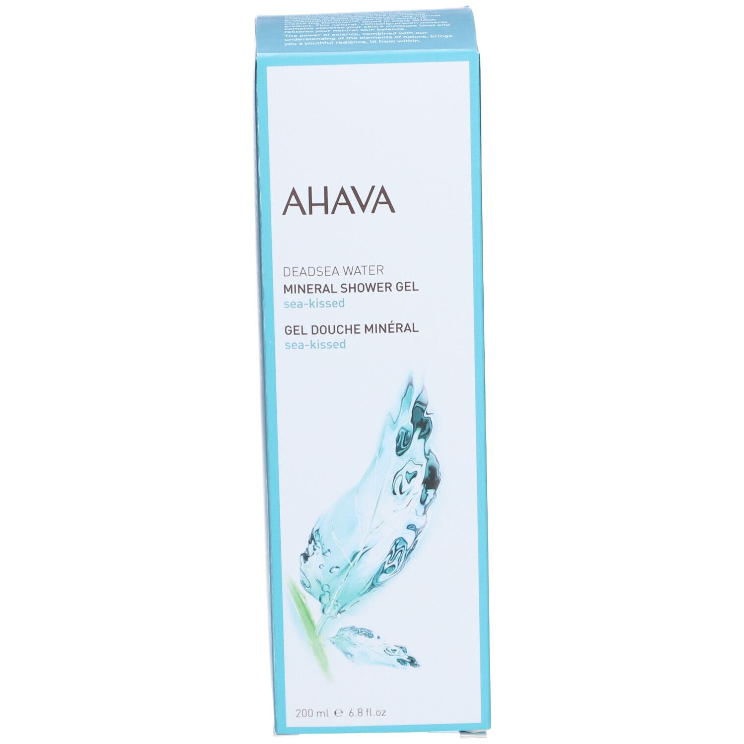 Boîte bleu clair avec inscription gel douche AHAVA. Inscription : AHAVA, Deadsea Water Mineral Shower Gel, sea-kissed. Avec illustration.