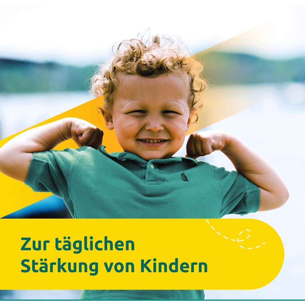 Ein lächelnder Junge mit erhobenen Armen. Text: Zur täglichen Stärkung von Kindern.