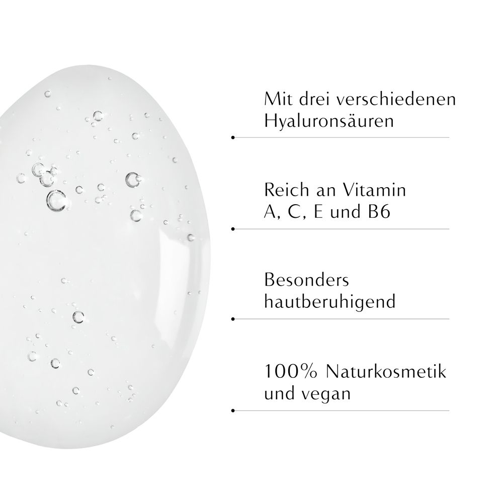 Liquide transparent avec texte : Acides hyaluroniques, Vitamines A, C, E, B6, apaisant, 100% naturel, vegan.