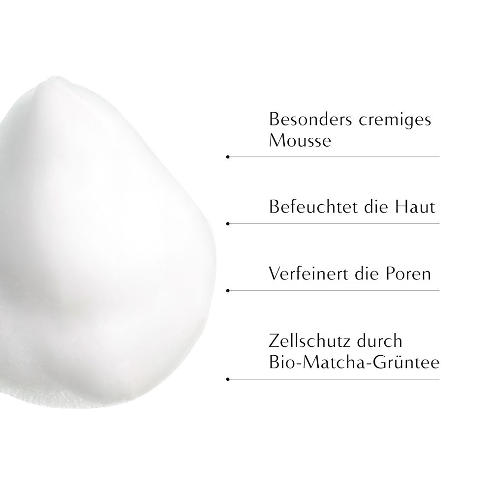 Gros plan sur une mousse crémeuse. Texte : Mousse crémeuse, hydrate la peau, affine les pores, protection cellulaire au thé vert Matcha bio.