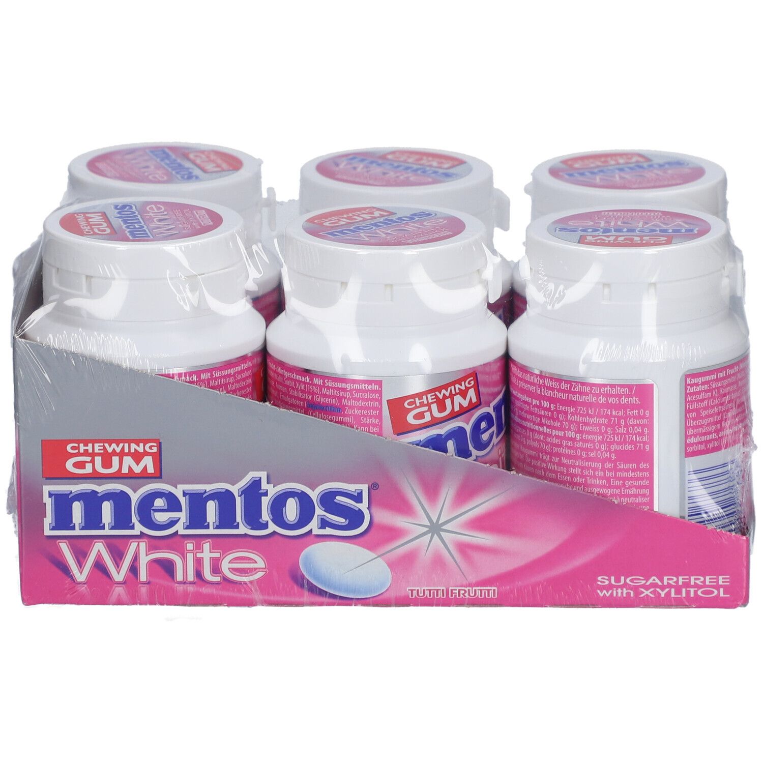 Sechs Flaschen Mentos White Kaugummi in einer Verpackung. Weiße Flaschen mit rosa Etiketten und Deckeln. Verpackung mit Mentos-Logo.