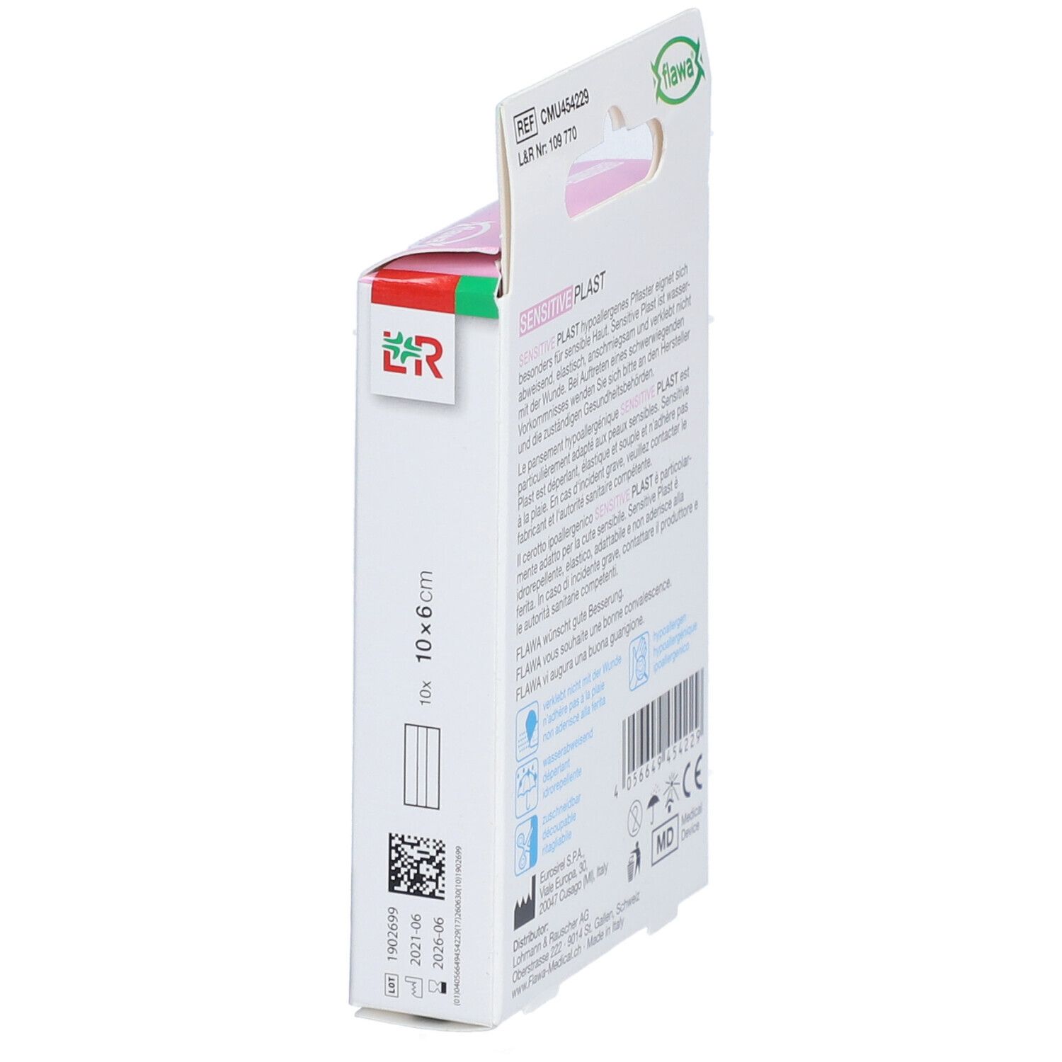Vue latérale de l'emballage flawa® Sensitive Plast. Boîte rose avec mesures. Dimensions : 10 x 6 cm. Avec code QR.