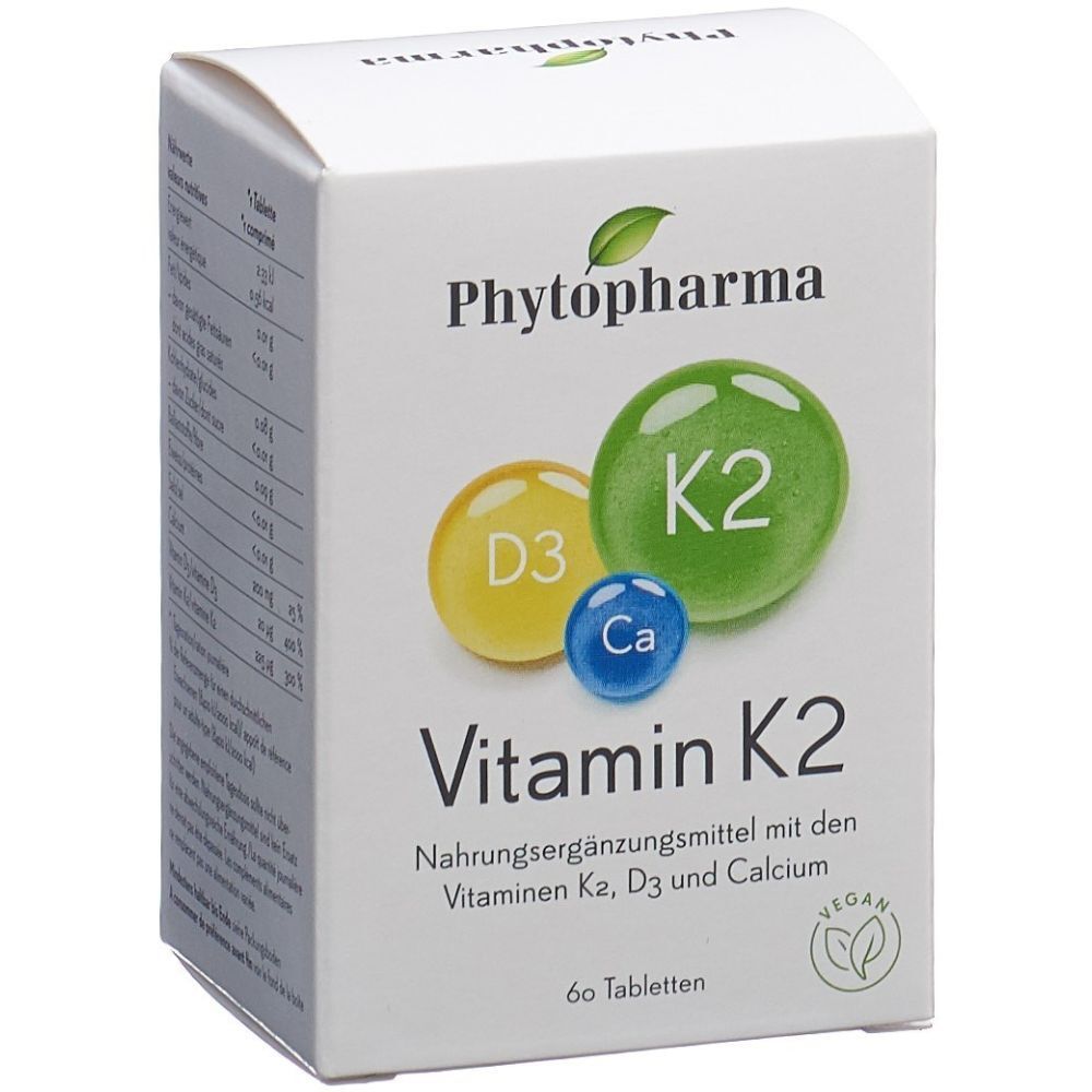 Weiße Schachtel mit "Phytopharma"-Logo, grünen, gelben und blauen Kreisen mit "K2", "D3" und "Ca". "Vitamin K2"-Schriftzug.
