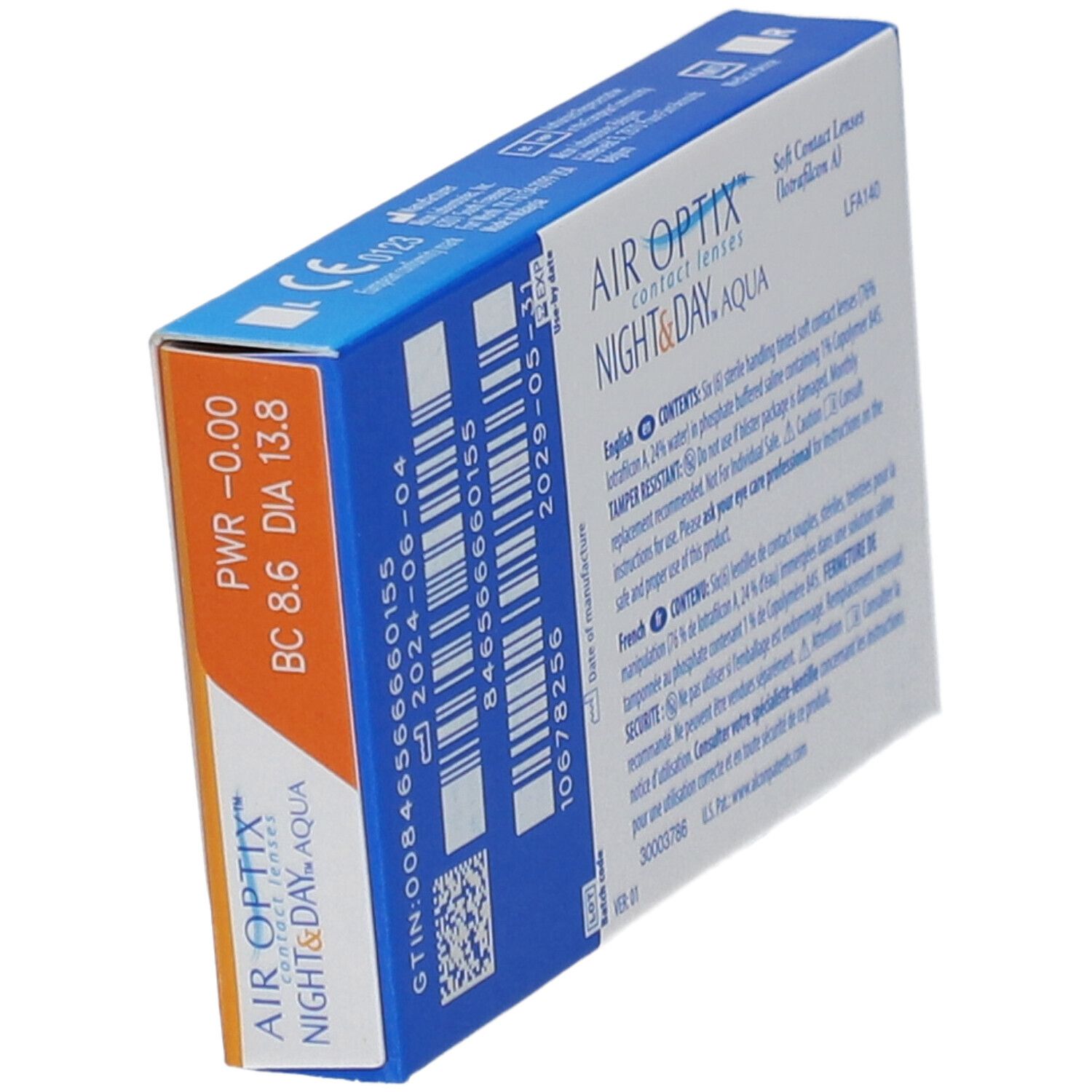 Schräg stehende Verpackung von AIR OPTIX Night & Day Aqua Kontaktlinsen. Angaben zu Stärke, BC und Durchmesser. Verfallsdatum.