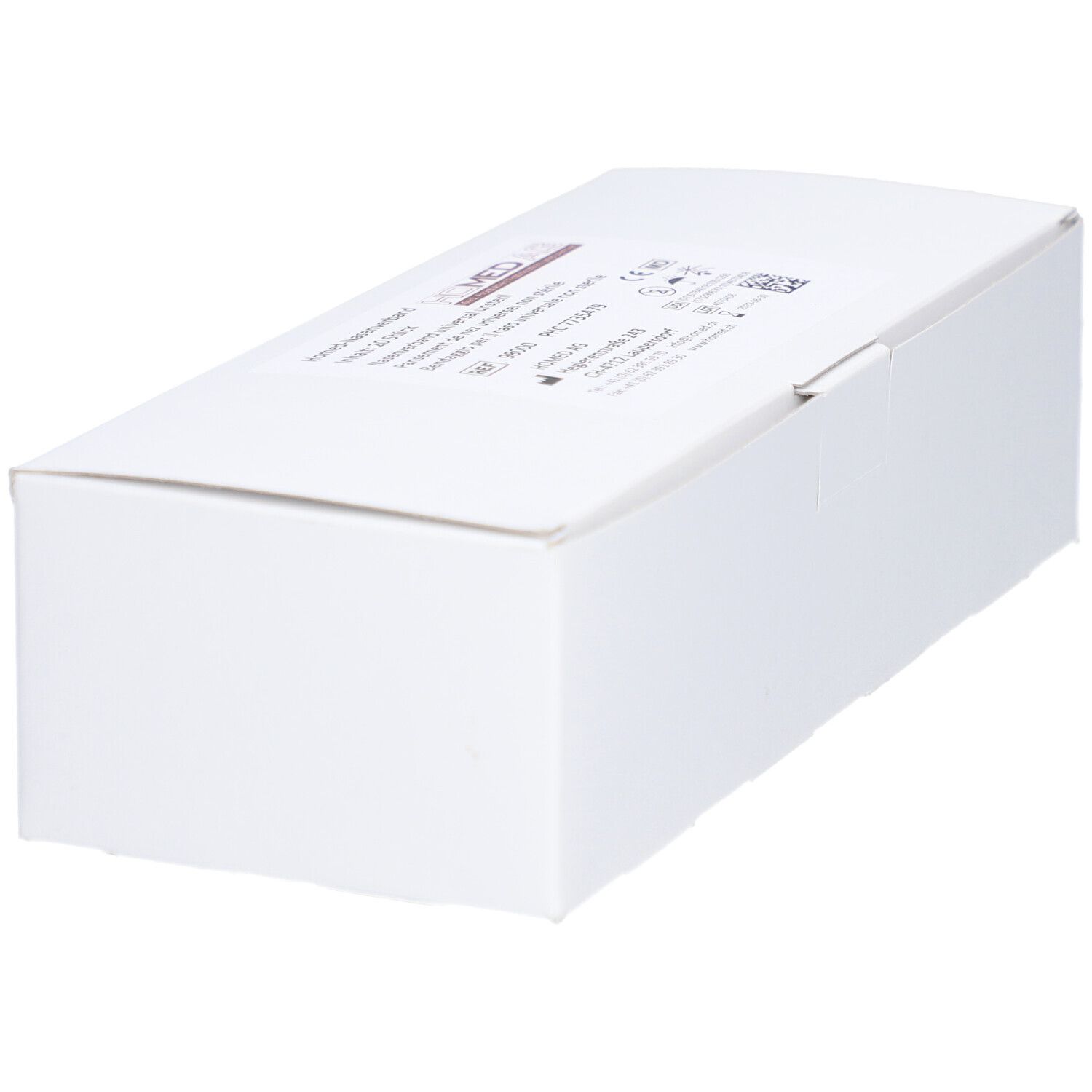 Emballage rectangulaire blanc incliné avec inscriptions. Nom du produit non visible.