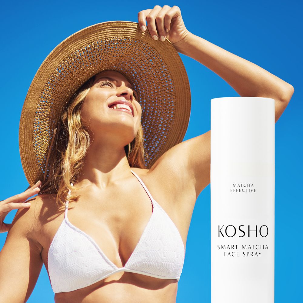 Femme avec chapeau et bikini blanc. À côté, KOSHO Smart Matcha Face Spray.