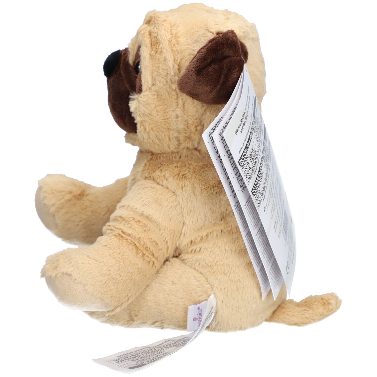 Seitenansicht des beigen Mops-Plüschtiers. Anhänger mit Text und Informationen.