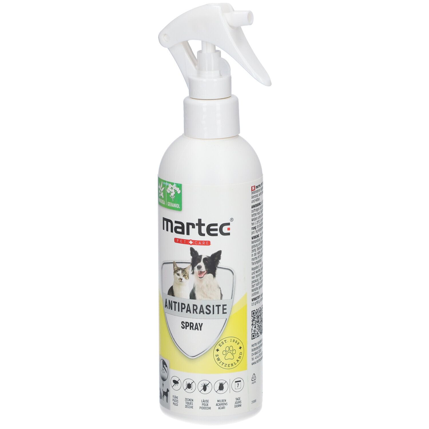 Weiße Sprühflasche mit Sprühkopf. Aufschrift: MARTEC PET CARE, ANTIPARASITE SPRAY. Abbildung von Katze und Hund. Gelbes Etikett. Schweizer Flagge.