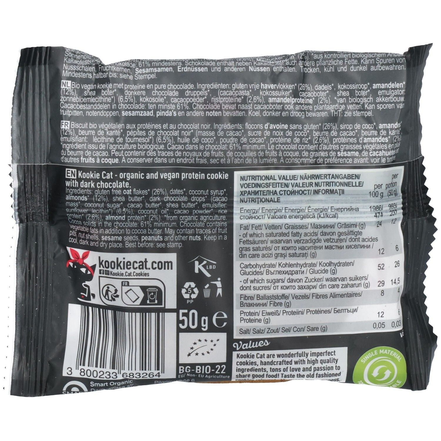 Rückseite der Keksverpackung. Schwarzer Hintergrund. Text in mehreren Sprachen. Logo: "Kookie Cat". Gewicht: 50g. Bio-Siegel.