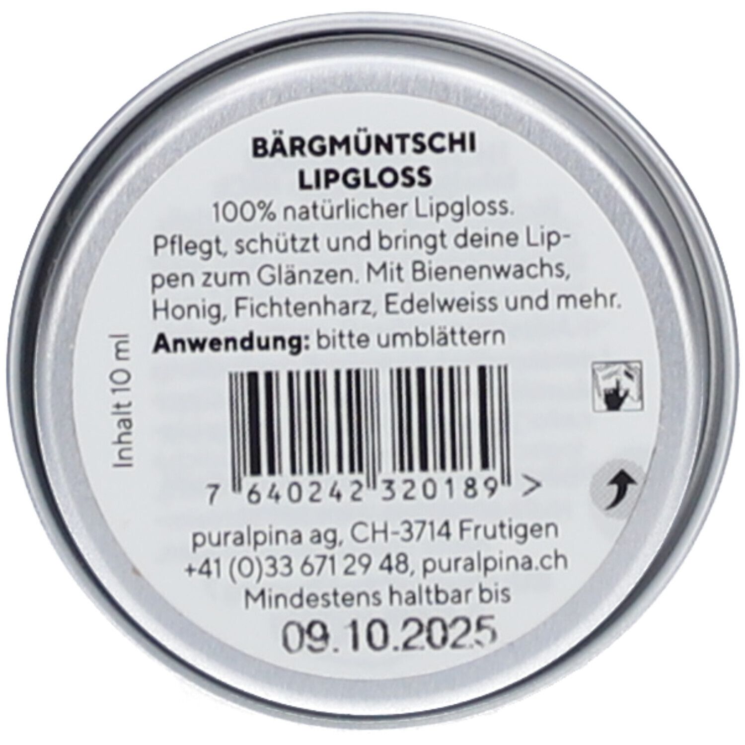 Runder Dosenboden mit Text und Barcode. Aufschrift: Bärgmüntschi Lipgloss, 100% natürlicher Lipgloss. Mindesthaltbarkeit 09.10.2025.