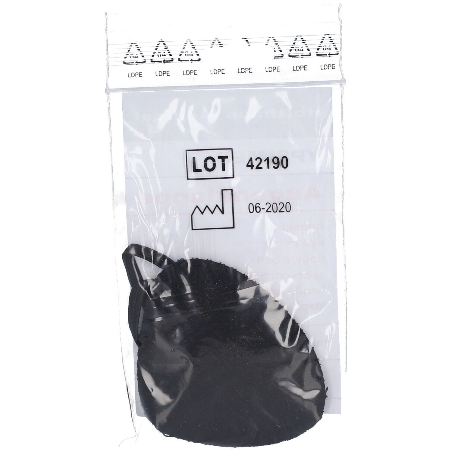 Schwarze Augenklappe in transparenter Verpackung. Sichtbar: Lot-Nummer und Verfallsdatum.
