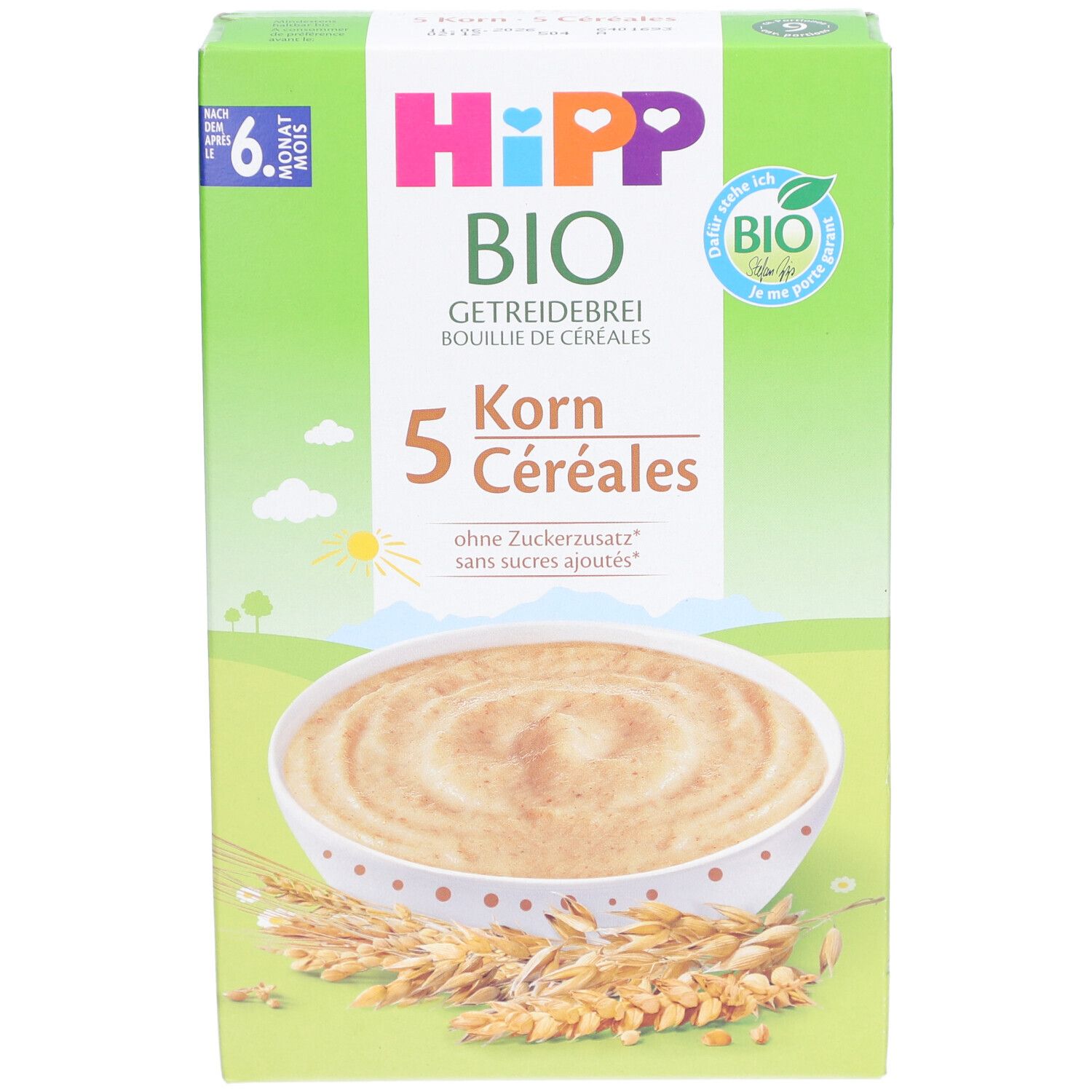 Boîte verte HiPP Bio Getreidebrei. Vue de face avec image du produit. Texte: 5 Korn, sans sucres ajoutés, dès 6 mois.